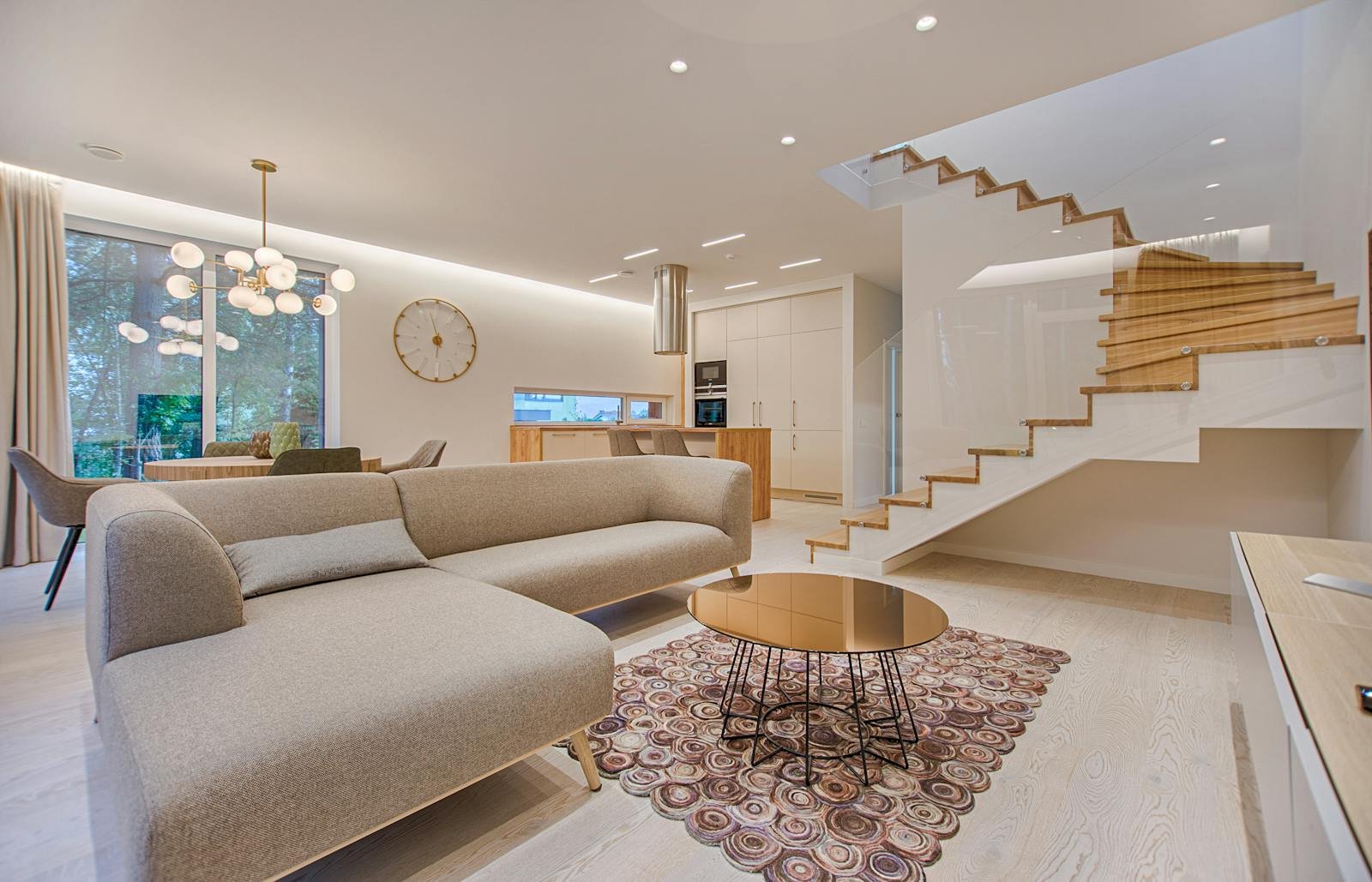 Salon rénové avec parquet massif posé par KM BAT
